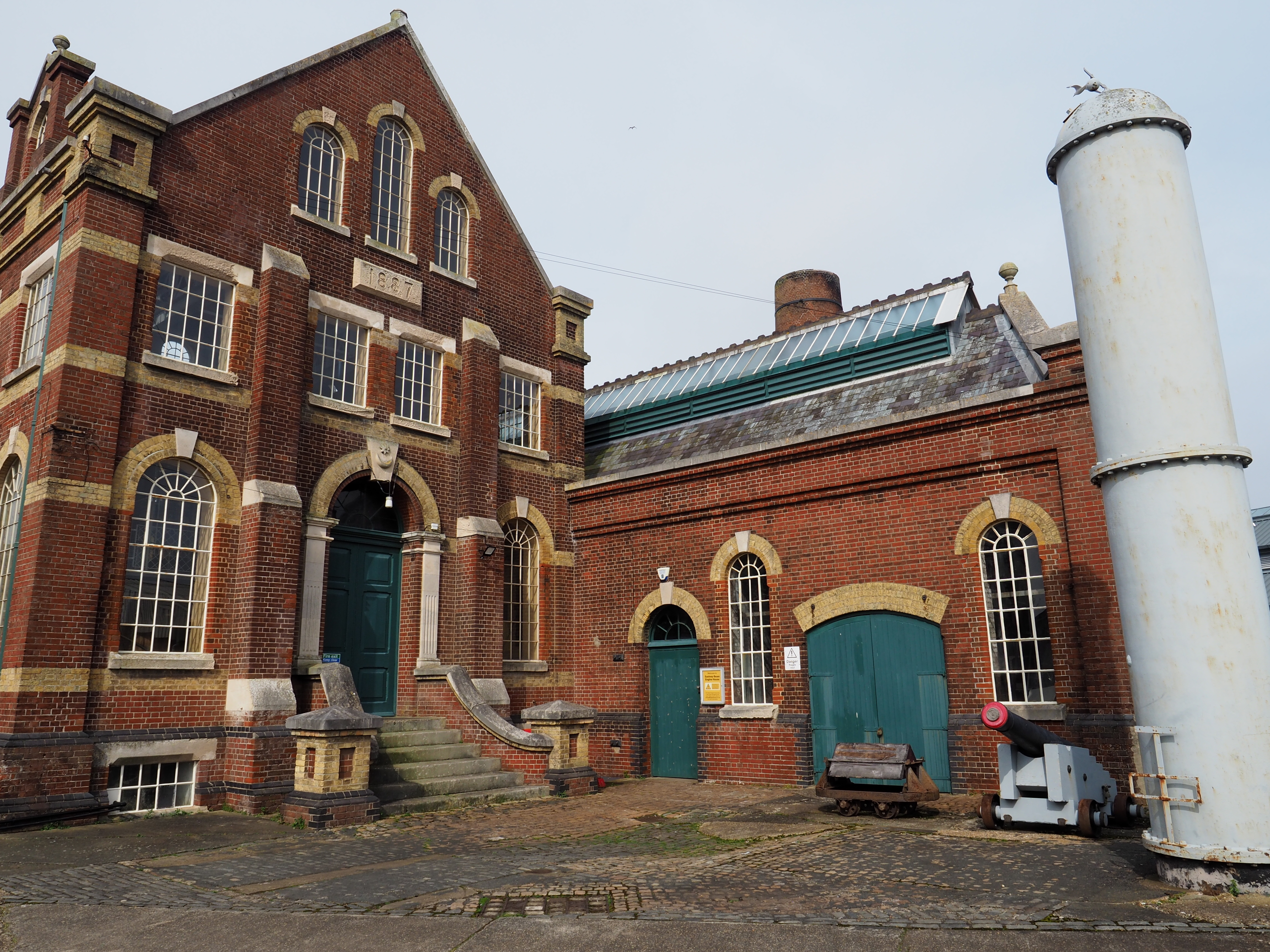 Examples of historicly important buildings - heritage support 